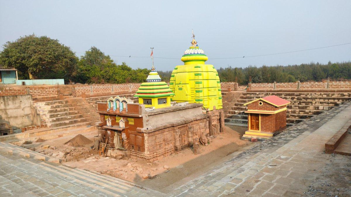 बटेश्वर मंदिर गंजाम 8th-century ancient Bateshwar Shiva Temple situated on the confluence of Rushikulya river and Bay of Bengal in Ganjam, Odisha